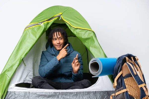 Giovane Uomo Afroamericano All Interno Una Tenda Verde Campeggio Spaventato — Foto Stock