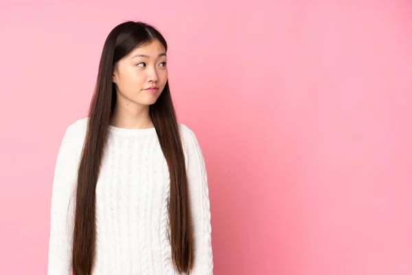 Ung Asiatisk Kvinna Över Isolerad Bakgrund Gör Tvivel Gest Ser — Stockfoto