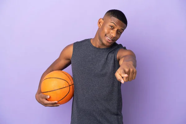 Jovem Jogador Latino Basquete Homem Isolado Fundo Roxo Apontando Frente — Fotografia de Stock