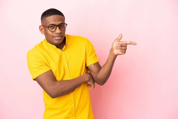 Ung Latin Man Isolerad Rosa Bakgrund Pekar Finger Sidan — Stockfoto