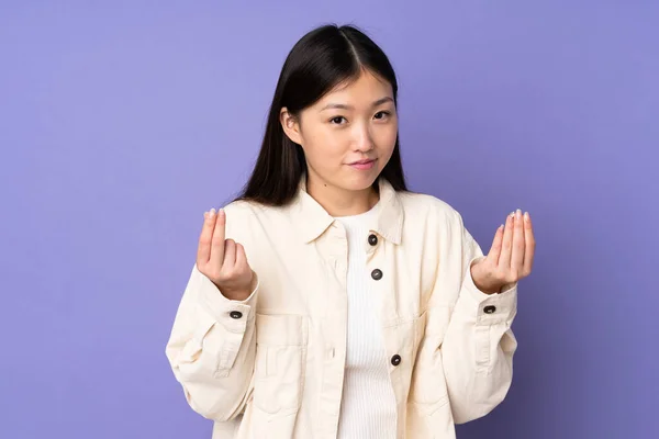 Ung Asiatisk Kvinna Isolerad Lila Bakgrund Gör Pengar Gest — Stockfoto