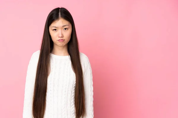 Ung Asiatisk Kvinna Över Isolerad Bakgrund Med Sorgligt Uttryck — Stockfoto