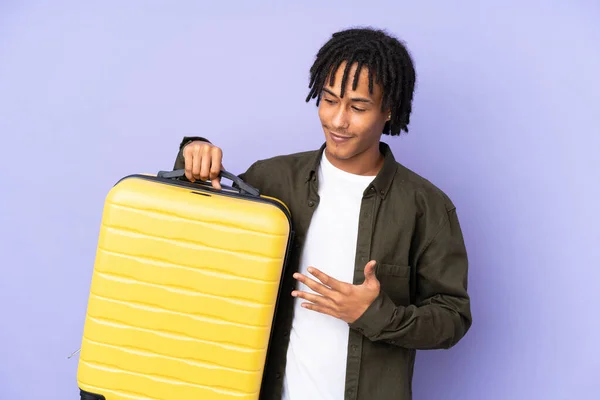 Giovane Uomo Afroamericano Isolato Sfondo Viola Vacanza Con Valigia Viaggio — Foto Stock