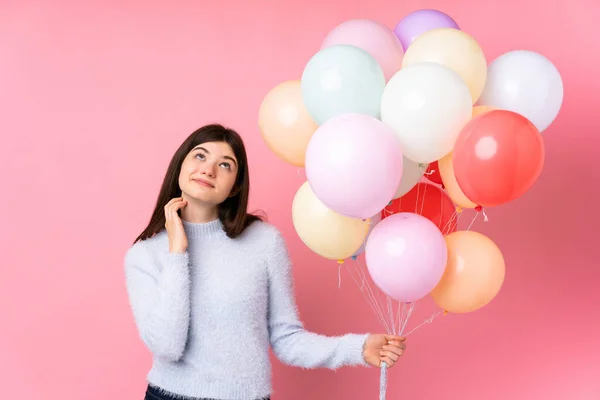 Joven Adolescente Ucraniana Sosteniendo Muchos Globos Sobre Fondo Rosa Aislado — Foto de Stock