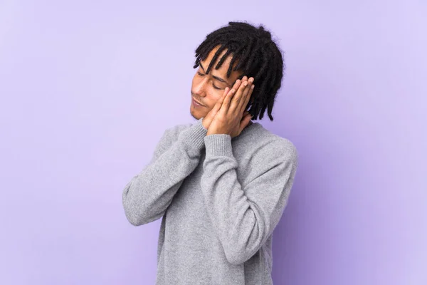 Jovem Homem Afro Americano Isolado Fundo Roxo Fazendo Gesto Sono — Fotografia de Stock