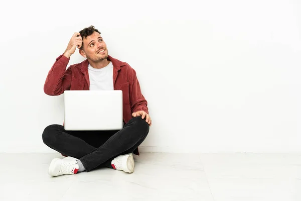 Jovem Bonito Homem Caucasiano Sit Chão Com Laptop Com Dúvidas — Fotografia de Stock