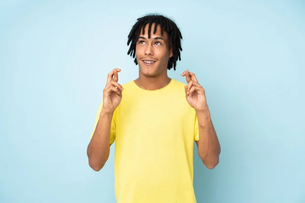 Young African American Man Isolated Blue Background Fingers Crossing Wishing — Stock Photo, Image