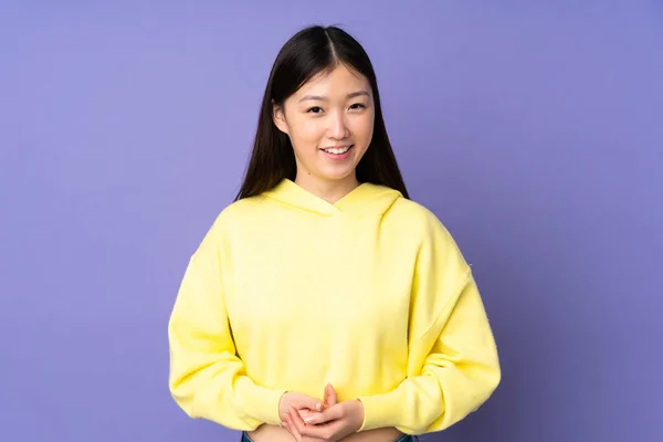 Młody Azji Kobieta Izolowane Fioletowy Tło Śmiech — Zdjęcie stockowe