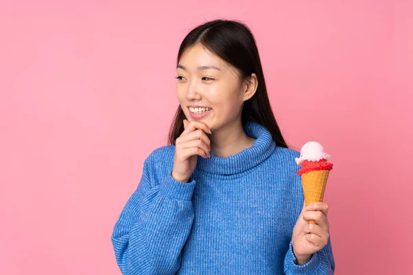 Jovem Mulher Asiática Com Sorvete Corneto Isolado Fundo Rosa Pensando — Fotografia de Stock