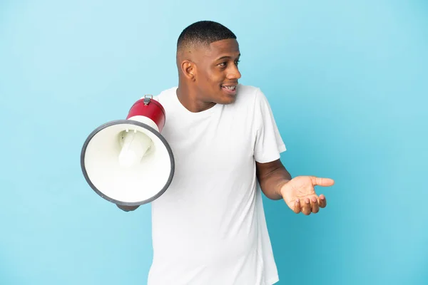 Jovem Latino Isolado Fundo Azul Segurando Megafone Com Expressão Facial — Fotografia de Stock