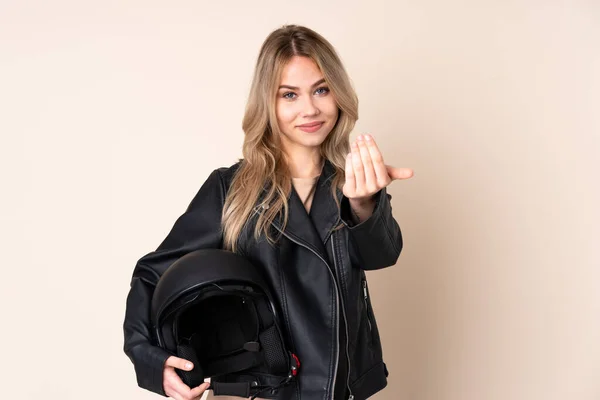 Ragazza Russa Con Casco Moto Isolato Sfondo Beige Invitante Venire — Foto Stock