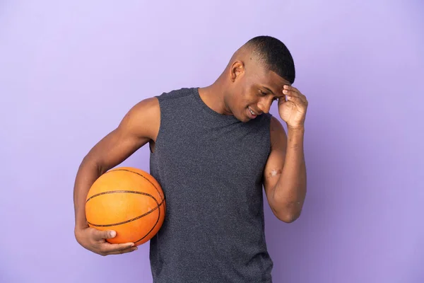 Pemain Muda Basket Latin Yang Terisolasi Latar Belakang Ungu Tertawa — Stok Foto