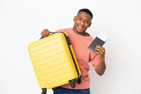 Jonge Latijnse Man Geïsoleerd Witte Achtergrond Vakantie Met Koffer Paspoort — Stockfoto