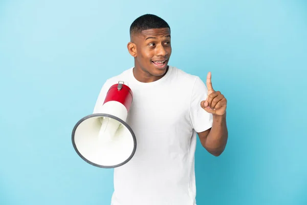 Jovem Latino Isolado Fundo Azul Segurando Megafone Com Intenção Perceber — Fotografia de Stock