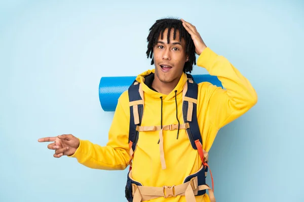 Young Mountaineer African American Man Big Backpack Isolated Blue Background — Stock Photo, Image