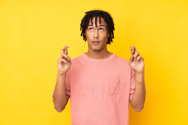 Young African American Man Isolated Yellow Background Fingers Crossing Wishing — Stock Photo, Image