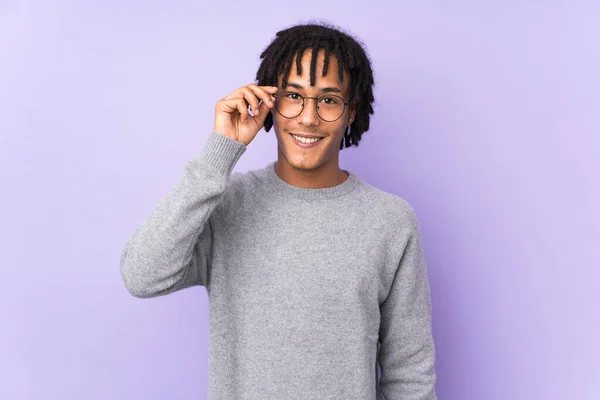 Joven Afroamericano Aislado Sobre Fondo Púrpura Con Gafas Feliz — Foto de Stock