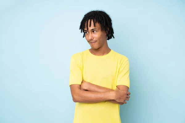 Jeune Afro Américain Isolé Sur Fond Bleu Portrait — Photo