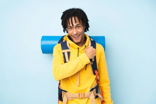 Young Mountaineer African American Man Big Backpack Isolated Blue Background — Stock Photo, Image