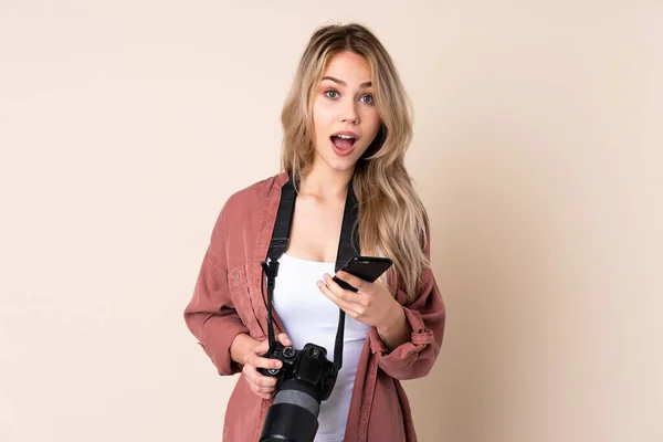 Jeune Fille Photographe Sur Fond Isolé Surpris Envoyer Message — Photo