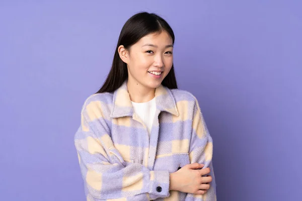 Junge Asiatische Frau Isoliert Auf Lila Hintergrund Lachen — Stockfoto