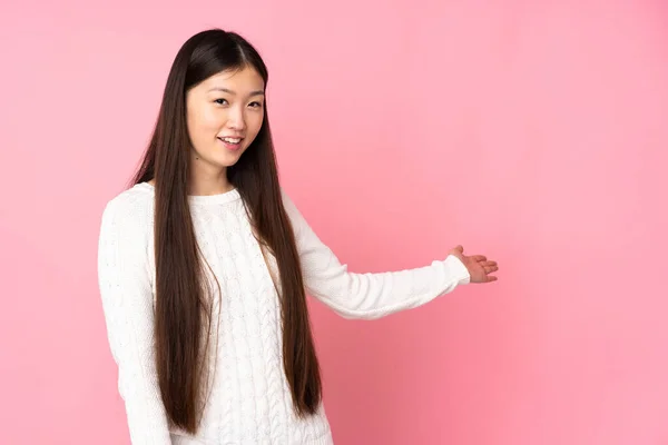 Asyalı Genç Bir Kadın Soyutlanmış Arka Planda Davet Edilmek Için — Stok fotoğraf