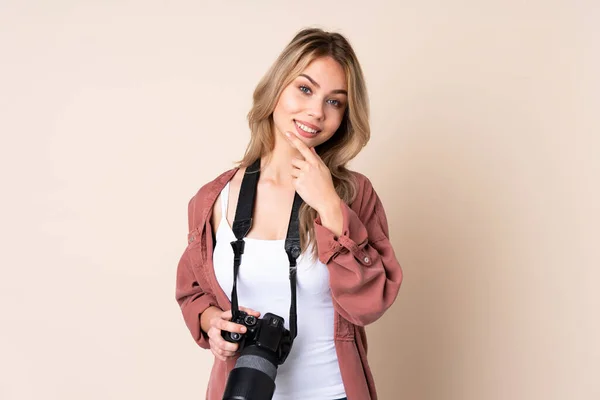 Jeune Fille Photographe Sur Fond Isolé Souriant — Photo