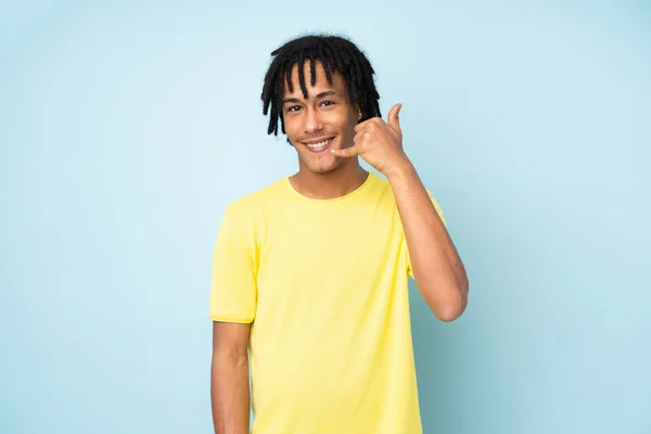 Genç Afrikalı Amerikalı Adam Mavi Arka Planda Izole Edilmiş Bir — Stok fotoğraf