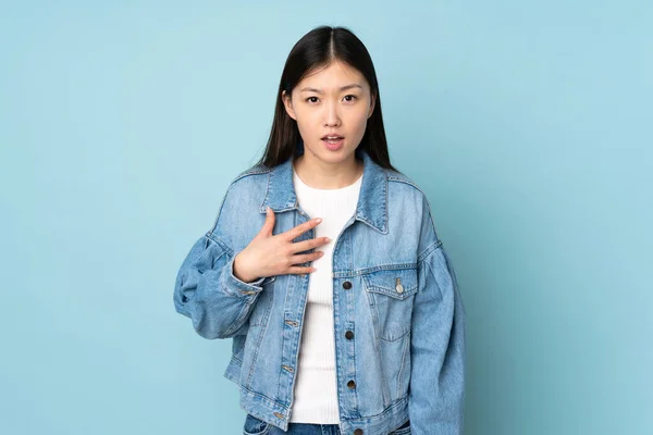 Arka Planda Izole Edilmiş Genç Asyalı Kadın Kendini Işaret Ediyor — Stok fotoğraf