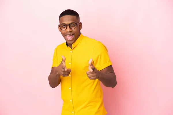 Joven Latino Aislado Sobre Fondo Rosa Apuntando Hacia Frente Sonriendo —  Fotos de Stock