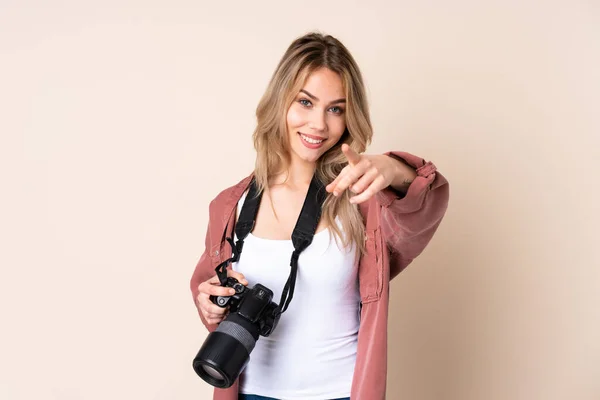 Jeune Fille Photographe Sur Fond Isolé Faisant Geste Téléphone Pointant — Photo