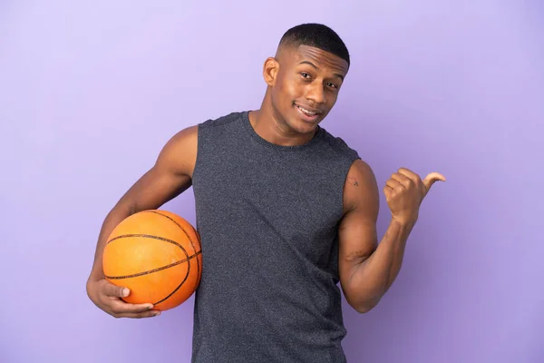 Jovem Jogador Basquete Latino Homem Isolado Fundo Roxo Apontando Para — Fotografia de Stock