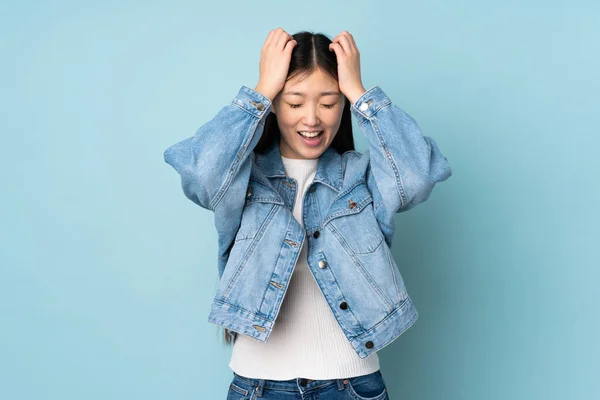 Ung Asiatisk Kvinna Isolerad Bakgrunden Skrattar — Stockfoto