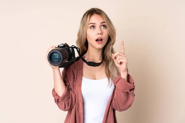 Jeune Fille Photographe Sur Fond Isolé Penser Une Idée Pointant — Photo