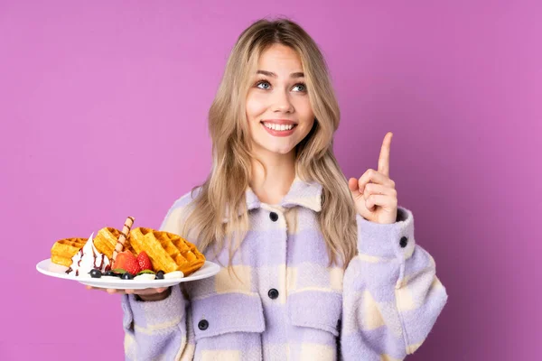 Tiener Russisch Meisje Houden Wafels Geïsoleerd Paarse Achtergrond Tonen Het — Stockfoto