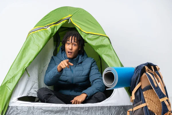 キャンプ中の若いアフリカ系アメリカ人の男緑のテントに驚いて前を向いて — ストック写真