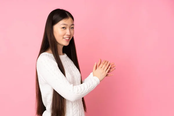 Ung Asiatisk Kvinna Över Isolerad Bakgrund Applåderar — Stockfoto