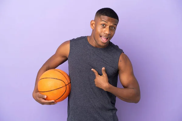 年轻的篮球选手 背景紫色 面部表情惊讶 — 图库照片
