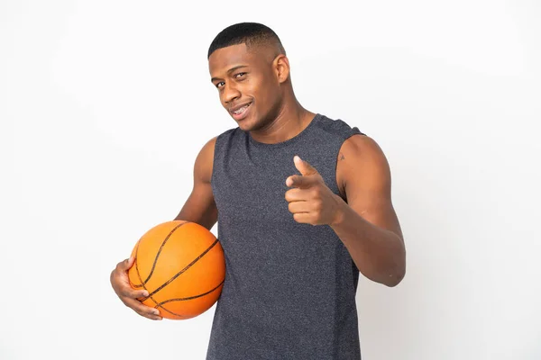 Jovem Latino Isolado Fundo Branco Jogando Basquete Posição Traseira — Fotografia de Stock