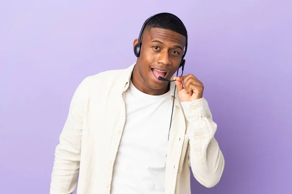 Telemarketer Latin Man Werken Met Een Headset Geïsoleerd Paarse Achtergrond — Stockfoto