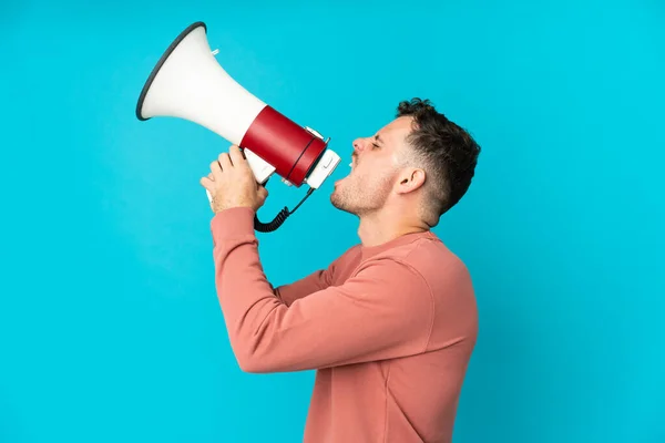 Jonge Blanke Knappe Man Geïsoleerd Blauwe Achtergrond Schreeuwend Door Een — Stockfoto