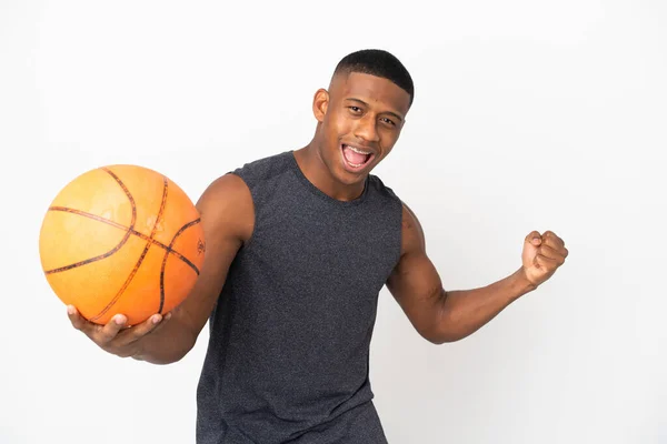 Jovem Latino Isolado Fundo Branco Jogando Basquete Apontando Para Lateral — Fotografia de Stock