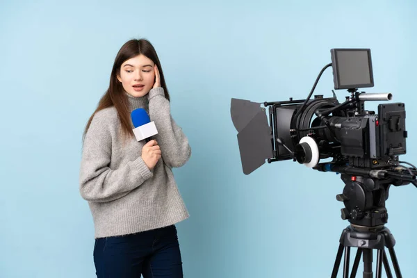 Junge Reporterin Hält Mikrofon Und Berichtet Lachend Über Nachrichten — Stockfoto