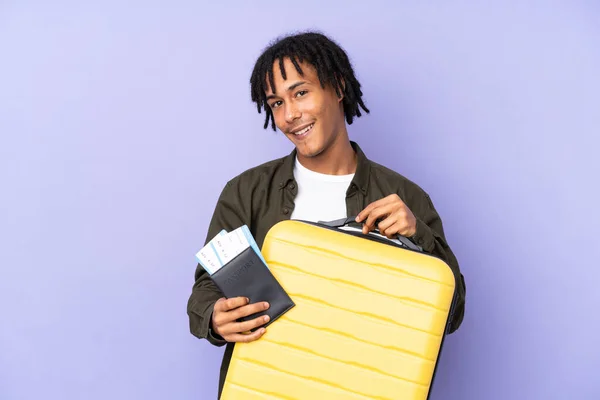 Jonge Afro Amerikaanse Man Geïsoleerd Paarse Achtergrond Vakantie Met Koffer — Stockfoto