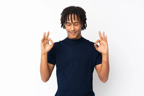 Ung Afrikansk Amerikansk Man Isolerad Vit Bakgrund Zen Pose — Stockfoto