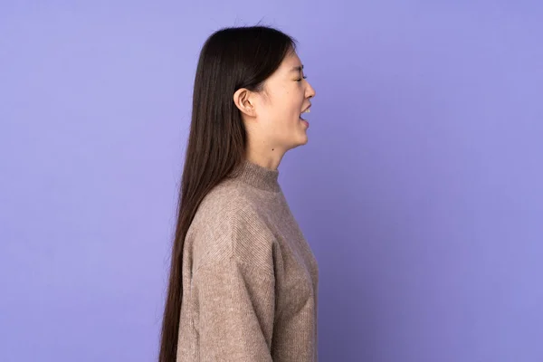 Joven Mujer Asiática Aislada Sobre Fondo Morado Riendo Posición Lateral —  Fotos de Stock