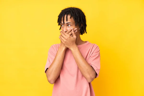 Jovem Afro Americano Isolado Fundo Amarelo Cobrindo Boca Olhando Para — Fotografia de Stock