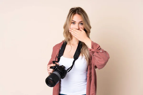 Jeune Fille Photographe Sur Fond Isolé Couvrant Bouche Avec Les — Photo
