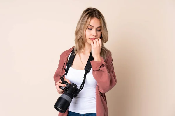 若いですフォトグラファー女の子上の隔離された背景持っている疑問 — ストック写真