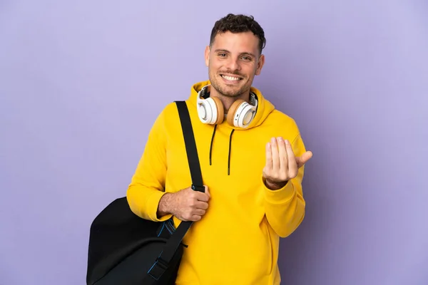 Jeune Homme Caucasien Sportif Avec Sac Isolé Fond Violet Invitant — Photo